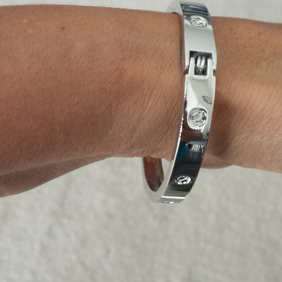 Beautiful stainless steel silver love bracelet. - Picture 4 of 5